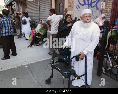 Bangladescher knüpfen auf Straße Messe in "Little Bangladesch" in Brooklyn, New York. Stockfoto