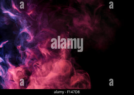 Abstrakten farbigen Rauch Shisha auf einem schwarzen Hintergrund. Fotografiert mit einem Gel-Filter. Textur. Design-Element. Stockfoto