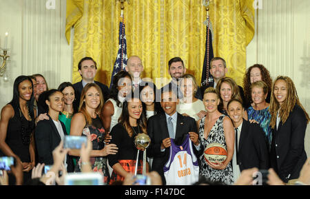 Washington, DC, USA. 26. August 2015. US-Präsident Barack Obama (3. R vorne) stellt mit den Teammitgliedern der WNBA Champion Phoenix Mercury bei ihrem Treffen im Weißen Haus in Washington, D.C., Hauptstadt der Vereinigten Staaten, 26. August 2015. Barack Obama den WNBA Champion Phoenix Mercury gehostet und am Mittwoch seine Meisterschaft geehrt. Bildnachweis: Bao Dandan/Xinhua/Alamy Live-Nachrichten Stockfoto