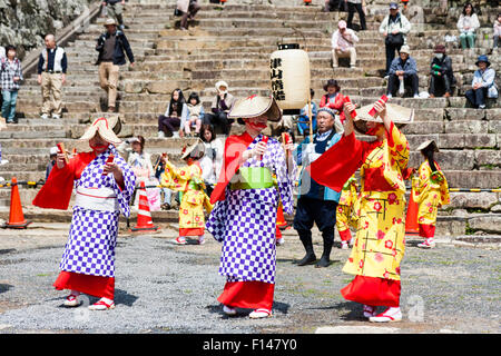 Japan, Tsuyama. Frühling Cherry Blossom Festival in Kakuzan Park Line von Frauen in der Tradition yukata Jacken tragen und Strohhüte, tanzen. Stockfoto