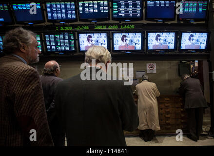 Buenos Aires, Argentinien. 26. August 2015. Lager-Agenten überwachen auf Monitoren die Rede des Argentiniens Präsidentin Cristina Fernandez während einer Jahrestagung für den 161. Jahrestag von Buenos Aires Stock Exchange am Stammsitz des Unternehmens in Buenos Aires, Hauptstadt von Argentinien, am 26. August 2015. © Martin Zabala/Xinhua/Alamy Live-Nachrichten Stockfoto