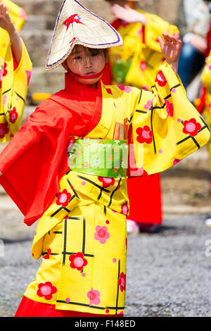 Japan, Tsuyama. Frühling Cherry Blossom Festival in Kakuzan Park. Kind in der Linie, das Tragen von Tradition yukata Jacke tragen und Strohhut, tanzen. Stockfoto