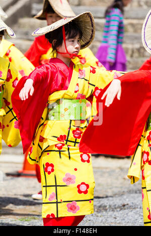 Japan, Tsuyama. Frühling Cherry Blossom Festival in Kakuzan Park. Kind in der Linie, das Tragen von Tradition yukata Jacke tragen und Strohhut, tanzen. Stockfoto