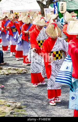 Japan, Tsuyama. Frühling Cherry Blossom Festival in Kakuzan Park Line von Frauen in der Tradition yukata Jacken tragen und Strohhüte, tanzen. Stockfoto