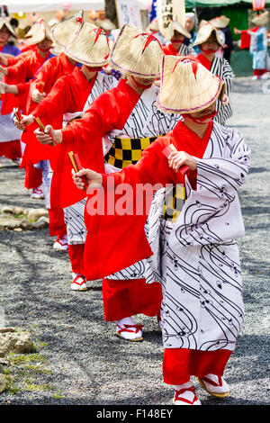 Japan, Tsuyama. Frühling Cherry Blossom Festival in Kakuzan Park Line von Frauen in der Tradition yukata Jacken tragen und Strohhüte, tanzen. Stockfoto