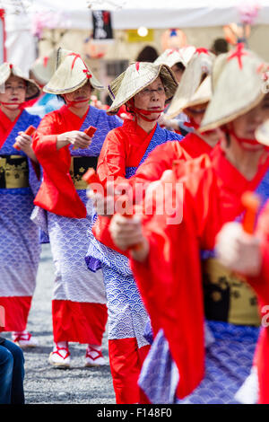 Japan, Tsuyama. Frühling Cherry Blossom Festival in Kakuzan Park Line von Frauen in der Tradition yukata Jacken tragen und Strohhüte, tanzen. Stockfoto