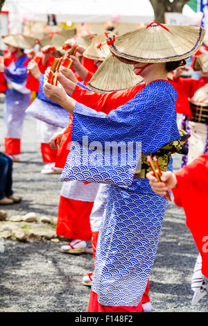 Japan, Tsuyama. Frühling Cherry Blossom Festival in Kakuzan Park Line von Frauen in der Tradition yukata Jacken tragen und Strohhüte, tanzen. Stockfoto