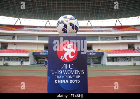 Nanjing, China. 26. August 2015. Wettbewerb Logo, Spielball Fußball: The Competition Logo ist zu sehen vor der AFC U-19 Frauen Meisterschaft Halbfinalspiel zwischen Japan und Südkorea im Jiangning Sport Center Stadium in Nanjing / China. © AFLO/Alamy Live-Nachrichten Stockfoto