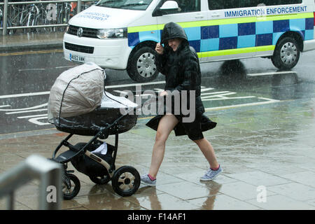 Wimbledon London, UK. 26. August 2015.  Ein Einwanderung Durchsetzung van fährt bei sintflutartigen Regenfällen im Wimbledon Stadtzentrum Credit: Amer Ghazzal/Alamy Live-Nachrichten Stockfoto