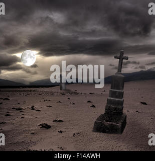 Gruselige Halloween Friedhof mit dunklen Wolken Stockfoto