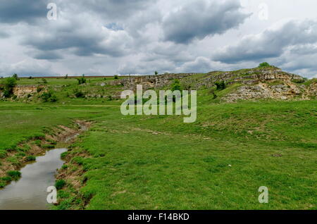 Wiese Feld und Flüsschen Zavet innerorts, Bulgarien Stockfoto