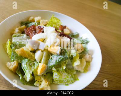 Caesar Salat auf einem Holztisch platziert Stockfoto