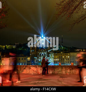 LYON, Frankreich - 6. Dezember 2014: Straßenansicht mit Basilika Fourvière während Lichterfest in Lyon, Frankreich. Stockfoto