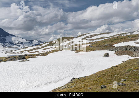 Kfz fahren entlang des Schnees bedeckt Gebirgspass über Skjolden, Norwegen Stockfoto