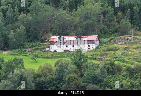 Norwegische Hof und Nebengebäuden an ten Ufern des Sogne Fjord, Skjolden, Norwegen. Stockfoto