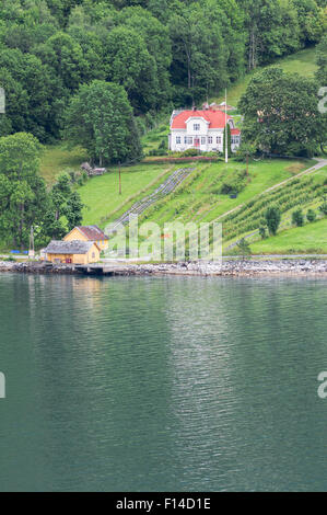 Norwegischen Höfen und Gebäuden an ten Ufern der Geirangerfjord, Geiranger, Norwegen. Stockfoto