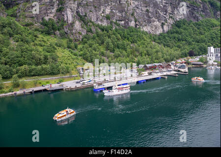 Tenderbooten von P & O Kreuzfahrt Schiff Azura Transferpassagiere, der Hafen von Geiranger, Norwegen. Stockfoto