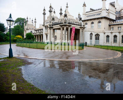 Royal Pavillon Brighton spiegelt sich in einer Pfütze Regen Stockfoto