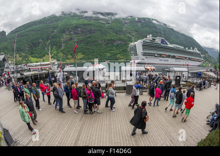 Passagiere, die Schlange um Board Ausschreibung Boote zum P & O Kreuzfahrtschiff Azura, ausgeschrieben in Geiranger, Norwegen zu Stockfoto