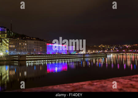 LYON, Frankreich - 6. Dezember 2014: Straßenansicht mit Skyline der Stadt beim Lichterfest in Lyon, Frankreich. Stockfoto