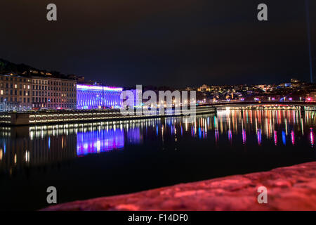 LYON, Frankreich - 6. Dezember 2014: Straßenansicht mit Skyline der Stadt beim Lichterfest in Lyon, Frankreich. Stockfoto