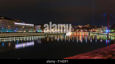 LYON, Frankreich - 6. Dezember 2014: Straßenansicht mit Skyline der Stadt beim Lichterfest in Lyon, Frankreich. Stockfoto