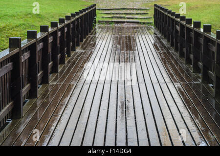 Unscharfen Blick auf nassen Holzbrücke auf Regenwetter Stockfoto