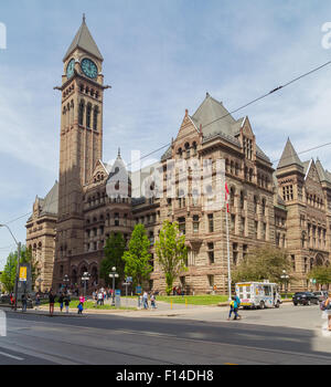 TORONTO, Kanada 24. Mai 2015: Altes Rathaus in der Innenstadt von Toronto. Menschen können außerhalb gesehen werden. Stockfoto