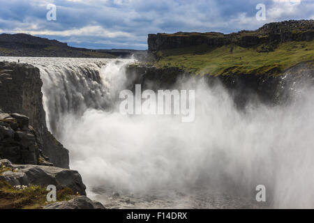 Der Dettifoss ist der mächtigste Wasserfall in Europa und befindet sich im nordöstlichen Teil auf Island. Stockfoto