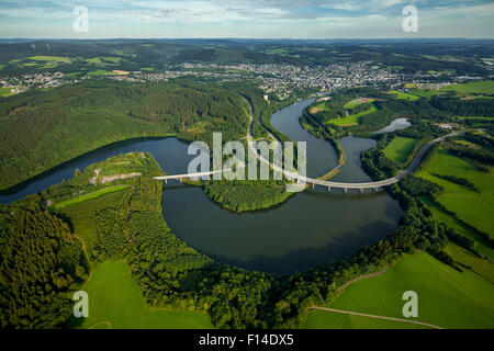 Straßen-B54 und B55, Becken Biggetalsperre im Stadtgebiet Olpe, Bigge, Ruhrgebiet, Sauerland, North Rhine-Westphalia, Germany Stockfoto