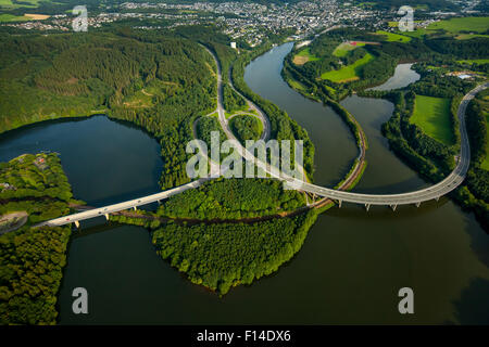 Straßen-B54 und B55, Becken Biggetalsperre im Stadtgebiet Olpe, Bigge, Ruhrgebiet, Sauerland, North Rhine-Westphalia, Germany Stockfoto