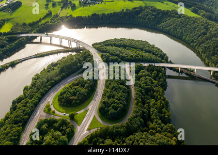 Straßen-B54 und B55, Becken Biggetalsperre im Stadtgebiet Olpe, Bigge, Ruhrgebiet, Sauerland, North Rhine-Westphalia, Germany Stockfoto