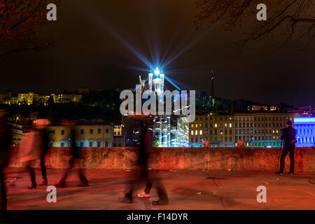 LYON, Frankreich - 6. Dezember 2014: Straßenansicht mit Basilika Fourvière während Lichterfest in Lyon, Frankreich. Stockfoto