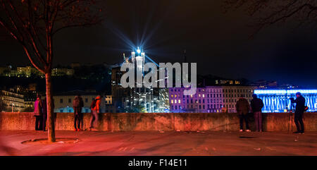 LYON, Frankreich - 6. Dezember 2014: Straßenansicht mit Basilika Fourvière während Lichterfest in Lyon, Frankreich. Stockfoto