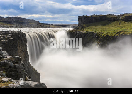 Der Dettifoss ist der mächtigste Wasserfall in Europa und befindet sich im nordöstlichen Teil auf Island. Stockfoto