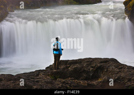 Frau starrte auf den Godafoss im nördlichen Teil von Island Stockfoto