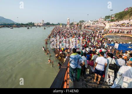 Massen von Pilgern versammeln sich für Baden am Harki Pauri Ghat am heiligen Fluss Ganges, Haridwar, Uttarakhand, Indien Stockfoto