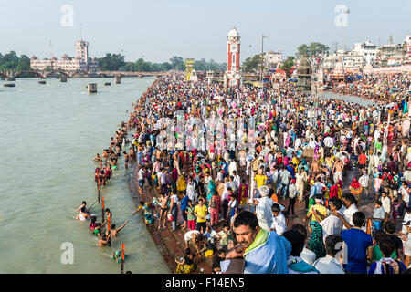 Massen von Pilgern versammeln sich für Baden am Harki Pauri Ghat am heiligen Fluss Ganges, Haridwar, Uttarakhand, Indien Stockfoto