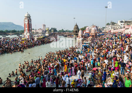 Massen von Pilgern versammeln sich für Baden am Harki Pauri Ghat am heiligen Fluss Ganges, Haridwar, Uttarakhand, Indien Stockfoto