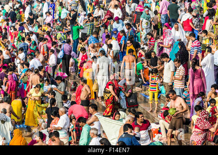 Massen von Pilgern versammeln sich für Baden am Harki Pauri Ghat am heiligen Fluss Ganges, Haridwar, Uttarakhand, Indien Stockfoto