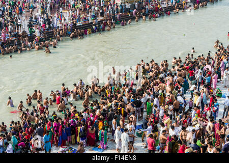 Massen von Pilgern versammeln sich für Baden am Harki Pauri Ghat am heiligen Fluss Ganges, Haridwar, Uttarakhand, Indien Stockfoto