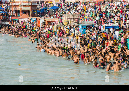 Massen von Pilgern versammeln sich für Baden am Harki Pauri Ghat am heiligen Fluss Ganges, Haridwar, Uttarakhand, Indien Stockfoto