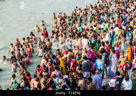 Massen von Pilgern versammeln sich für Baden am Harki Pauri Ghat am heiligen Fluss Ganges, Haridwar, Uttarakhand, Indien Stockfoto