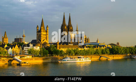 Rathaus, Colonius Fernsehturm, groß St. Martinskirche, Kölner Dom, Altstadt Flussufer, Rhein, Köln, Rheinland Stockfoto