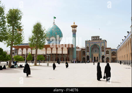 Frauen im Tschador auf dem Vorplatz Shah Cheragh oder Shah Cheragh Mausoleum und Moschee, Shiraz, Iran Stockfoto