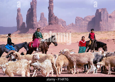 1980ER JAHRE NAVAJO HIRTEN IM MONUMENT VALLEY UTAH USA Stockfoto