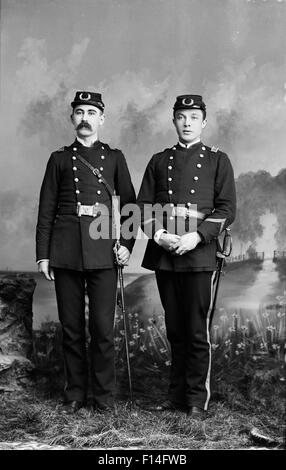 1860ER JAHREN BÜRGERKRIEG ÄRA PORTRAIT ZWEI UNIONSSOLDATEN VETERANEN DES BÜRGERKRIEGS IN UNIFORM Stockfoto