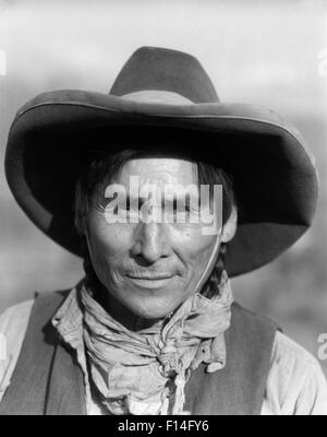 1920ER JAHREN LÄCHELND INDIANISCHEN STONEY SIOUX INDIANER MANN WESTERN TRAIL GUIDE COWBOY HUT BLICK AUF KAMERA ALBERTA KANADA Stockfoto