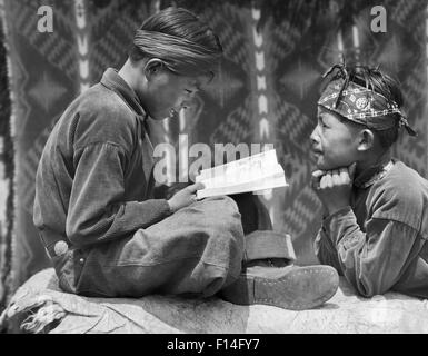 1930ER JAHREN ZWEI INDIANISCHE NAVAJO JUNGEN BUCH Stockfoto