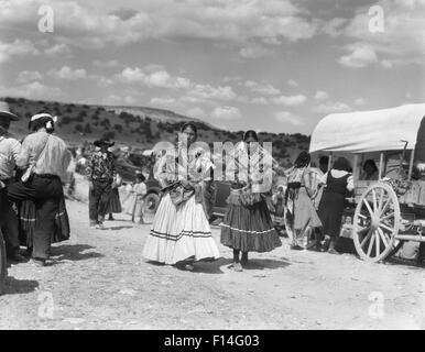 1930ER JAHREN ZWEI INDIANISCHE NAVAJO FRAUEN IN TYPISCHEN TRACHTEN AM MAIS TANZ & FIEST AN LAGUNA PUEBLO NEW MEXICO Stockfoto